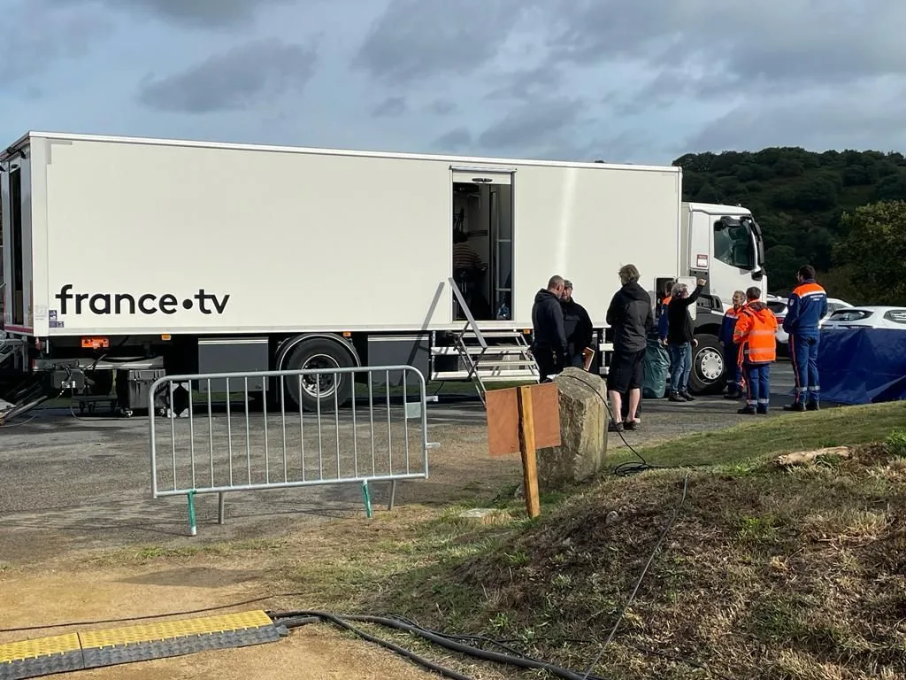 Régie mobile France Télévisions et zone technique sous périmètre de sécurité A.B.S.P.
