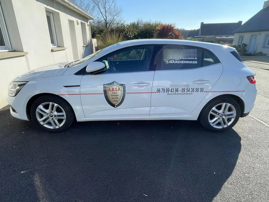 Véhicule d'intervention A.B.S.P. sérigraphié surveillance et gardiennage